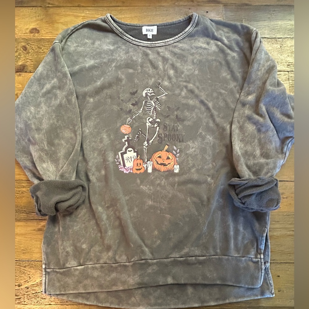 BKE Gray Washed Halloween Skeleton & Pumpkin Sweatshirt